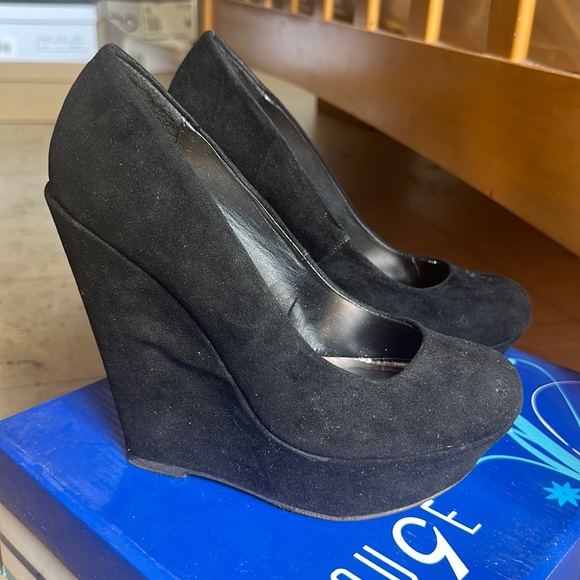 Rouge Helium Black Heels Size 7 1/2 - Picture 1 of 4